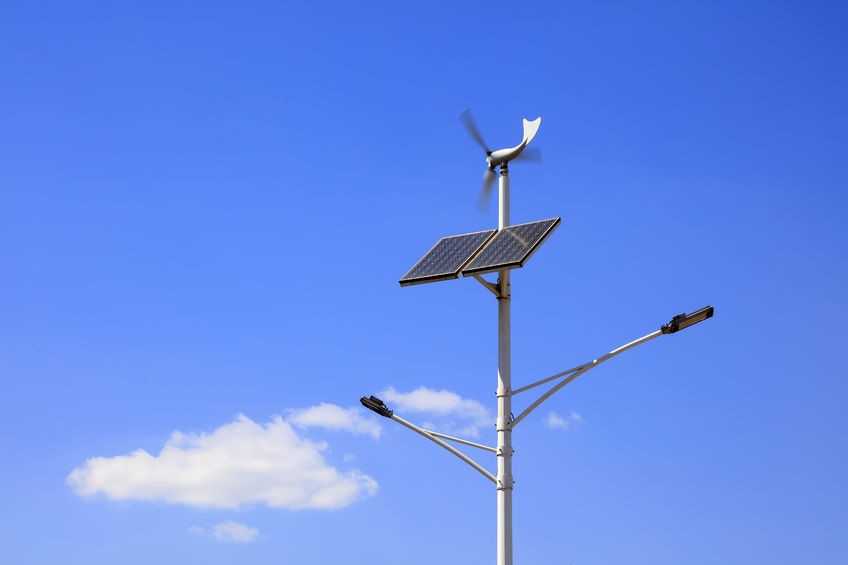 Un résidant de Rosemont a installé 12 panneaux solaires et une éolienne sur son toit